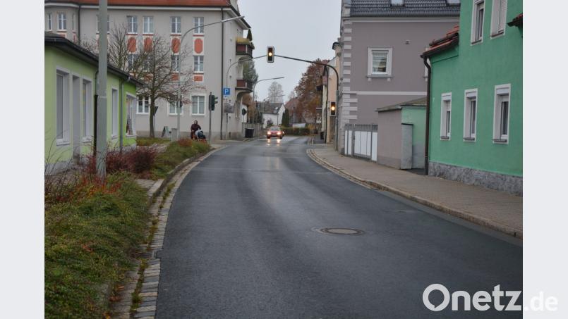 Ab dem ehemaligen Postgebäude in Richtung Ampel und zur Farbers Brücke will die Stadt künftig auf der Martin-Zehendner-Straße die Höchstgeschwindigkeit auf Tempo 30 reduzieren. Als Begründung wurde für dieses Teilstück die verstärkte Unfallgefahr genannt. Mit der Temporeduzierung wurde den Wünschen der Anlieger entsprochen. Bild: jr