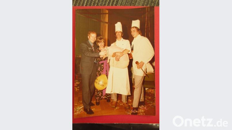 Ludwig Lindner (Zweiter von rechts) trägt Silvester 1973 ein lebendes Glücksschwein durchs Hilton in Berlin. Bild: ui