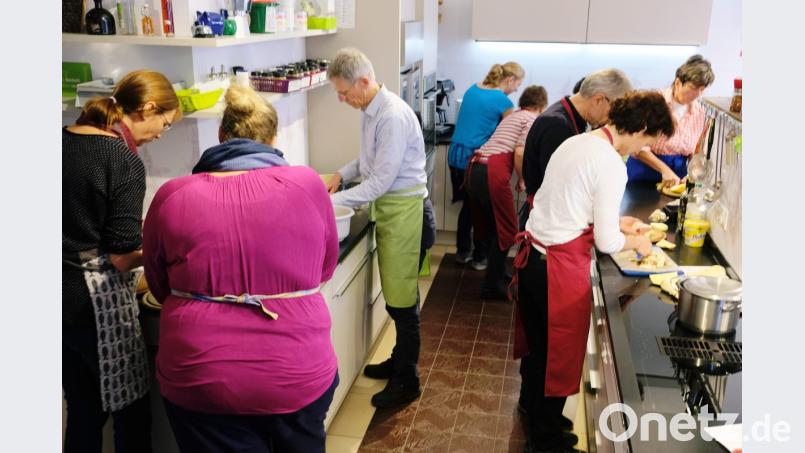Wie in einem Fernseh-Küchenstudio geht es in der Klosterküche zu. Der Unterschied: Die Hobbyköche, unter ihnen vier Herren, schauen nicht zu, sondern schälen, schneiden und kochen selbst für die leckeren Menüs. Bild: do