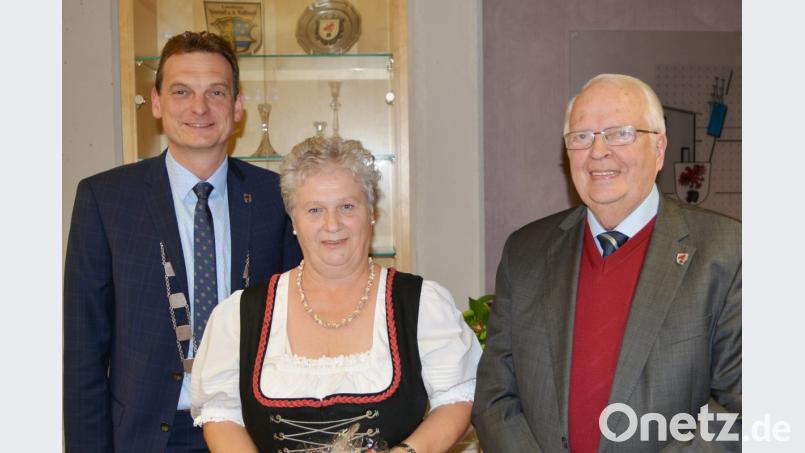 Burkhard Hagemann (rechts) verlässt nach über 40 Jahren den Gemeinderat. Bürgermeister Ernst Schicketanz (links) dankt ihm für sein unermüdliches Engagement und vereidigt seine Nachfolgerin Elisabeth Weiß. Bild: sm