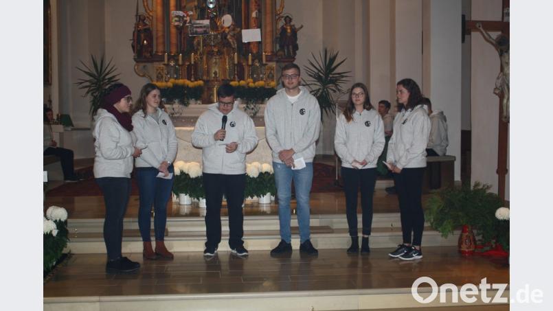 Ein Mobile als Sinnbild für eine lebendige christliche Gemeinschaft: Zum Nachdenken ermunterten (von links) Anna Laugensteiner, Regina Hey, Alexander Wolf, Sebastian Reiß, Stefanie Groß und Christiane Dötsch die Besucher des Burkhardsreuther Jugendgottesdienstes. Bild: bjp Bild: bjp