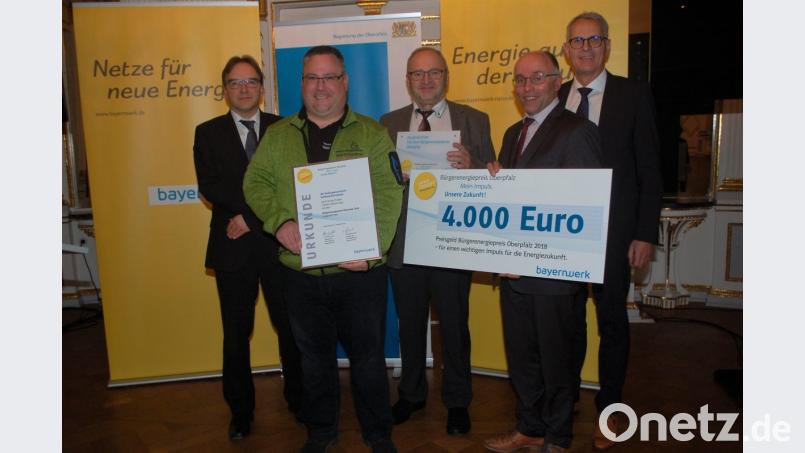 Den Bürgerenergiepreis Oberpfalz überreichen Regierungsvizepräsident Christoph Reichert (links) und Bayernwerk-Vertreter Christoph Henzel (rechts) an Stefan Kurz (Zweiter von links). Bürgermeister Rudolf Götz (Mitte) und stellvertretender Landrat Albert Nickl gratulierten. Bild: Hanna Gibbs