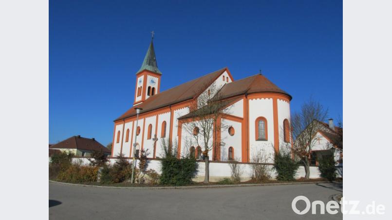 An der markanten Kirche von Kemnath sollen im Zuge der Dorferneuerung Parkplätze entstehen, auch ein Treffpunkt mit Info-Station und Bushäuschen ist im Umfeld geplant. Bild: bl