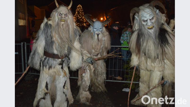 Es sind schon finstere Gestalten, die sich beim Krampuslauf der „Grölldeifl“ der Öffentlichkeit zeigen. Viele sehen in den Grölldeifl´n eine Konkurrenz zu den Nikolaus-Hausbesuchen, die beide am 5. Dezember stattfinden. Die „Goasererjugend“ griff das Thema jetzt bei der Jung-Bürgerversammlung auf. Bild: jr