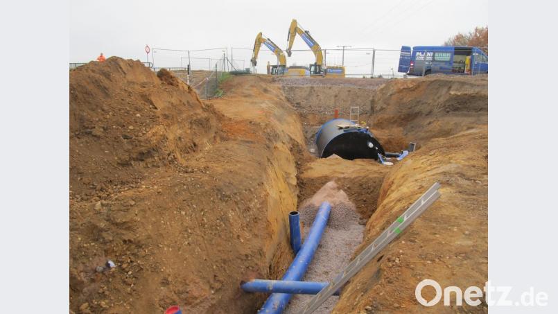 Parallel zur Autobahn verläuft die Wasserleitung. Im Zuge des Brücken-Neubaus musste sie verlegt werden. Bild: bl