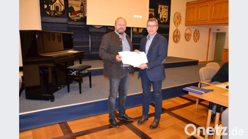 Im Auftrag des Landratsamts Neustadt/WN verliehen Bürgermeister Hermann Ach an Gemeinderat Michael Guttenberger (links) die Kommunale Verdienstmedaille in Bronze. Bild: gi