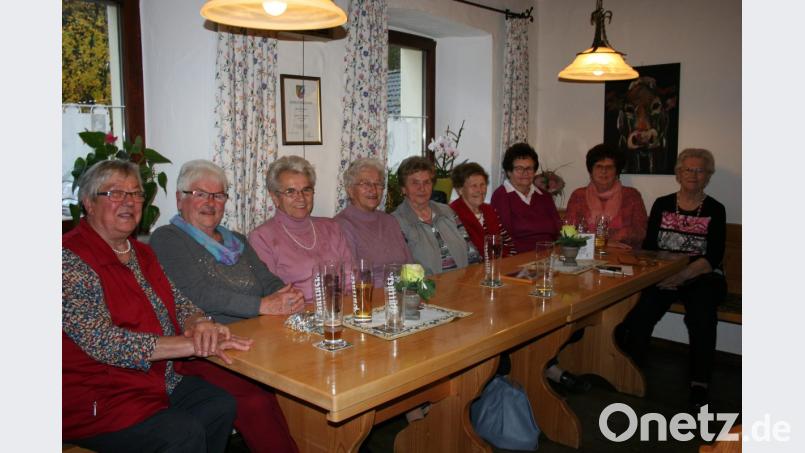 60 Jahre ist der Koch- und Nähkurs im Elisabethenheim her. Nur noch 9 der einstigen 20 Schülerinnen ist es möglich, zum ersten Wiedersehen in die „Holzmühle“ zu kommen. Unser Bild zeigt (von links) Elisabeth Schlenk, Irmgard Hasmann, Rosa Müller, Rosa Strobl, Margarete Zeitlmann, Rosi Vogl, Erika Seemann, Anni Ritter und Maria Geyer. Bild: gpa