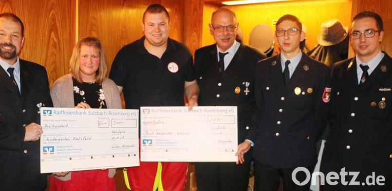 Die Verantwortlichen der Feuerwehr Edelsfeld mit Manuela Lux vom Kindergarten und Manfred Rupprecht von den First Respondern mit Schecks bei der Spendenübergabe. Bild: gru