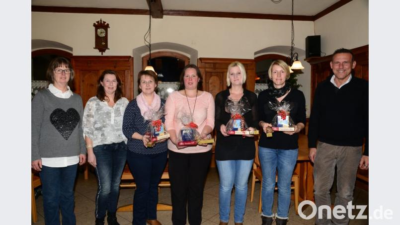 Bianca Hartwig, Vorsitzende des Elternbeirates der Grundschule (Zweite von links) dankt mit Rektor Edgar Hanner (rechts) den bisherigen Mitgliedern Martina Frischholz, Silke Bauer, Annette Götz und Simone Gallitzendörfer für die Mitarbeit. Bild: bey
