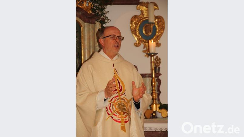Pfarrer Herbert Rösl ging in seiner Predigt bei der Hubertusmesse auf die Besonderheit der Jagdausübung ein. Bei der Begegnung mit der Schönheit der Schöpfung würden die Waidmänner ihre Seele etwas Gutes tun. Bild: frd