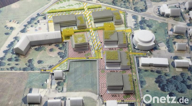 Als Modell gibt es den Kümmersbrucker Seniorenwohnpark am Rathaus schon. Das hellere L-förmige Gebäude links ist das bereits existierende AWO-Seniorenzentrum Antonius, der dunklere Komplex schräg rechts dahinter wäre eine Erweiterungsmöglichkeit, das quadratische Gebäude davor ist der geplante Kindergarten. In der Bildmitte hinten rechts zu erkennen ist der Komplex, in dem Dienstleister wie Friseur und Arzt Platz finden sollen. Die drei gleich großen Bauten davor – der erste direkt neben dem Rathaus (heller Rundbau) sind die drei Wohnblöcke, von denen zwei ein Investor und eines die Gemeinde baut. Bild: Wolfgang Steinbacher