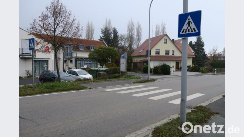 Am Fußgängerüberweg an der Hohenburger Straße (Kreisstraße AS 4) soll eine behindertengerechte Ampelanlage aufgestellt werden. Bild: ua