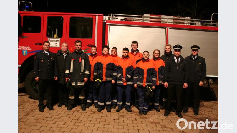 Auf dem Bild (von links): Kommandant Michael Werner, Bürgermeister Josef Reindl, Maschinist Manuel Dobmeier, Pascal Rackwitz, Jonas Bauer, Simon Burmann, David Ambrosic, Alexander Gerner, Claudia Weiß, Franziska Weiß, Gruppenführer Max Nagler, Kreisbrandmeister Marco Weiß und Kreisbrandinspektor Martin Schmidt. Bild: wfw