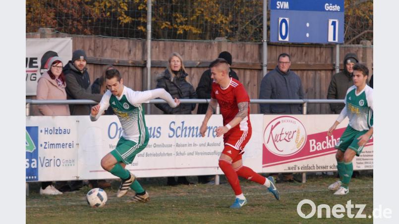 Am vergangenen Samstag verlor der SV Mitterteich das Heimspiel gegen den TSV Kornburg mit 0:1 (Szene mit Marco Kießling, links, und David Dobras, rechts). Am Samstag treten die auswärtsstarken Stiftländer bei der SG Quelle Fürth an. Bild: Rudi Gebert
