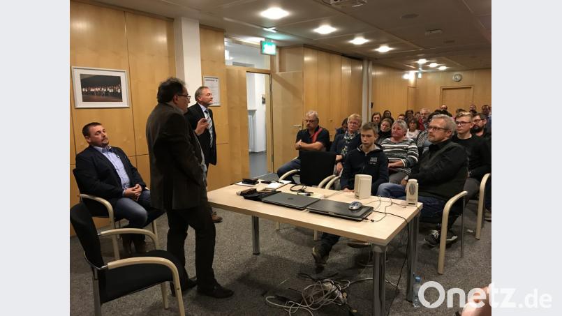 Die Informationsveranstaltung war bis auf den letzten Platz besetzt; stehend Klinikleiter Dr. Markus Wittman und der Heimleiter Oswald Oberndorfer (von rechts), dazwischen Bürgermeister Markus Ludwig. Bild: eig