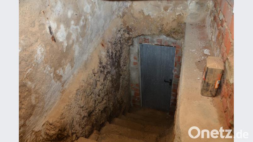 Bestens gehütet erhalten nur wenige Zutritt in die unterirdischen Gänge. Heiner Aichinger hat einige Felsenkeller vor knapp 30 Jahren erkundet und ist doch vielfach zu spät gekommen. Beim Lang-Sattler schließt eine eiserne Tür das dunkle Gewölbe ab. Die Gänge reichen bis zum früheren "Kronprinz", dem heutigen Sparkassen-Gebäude. Bild: dob