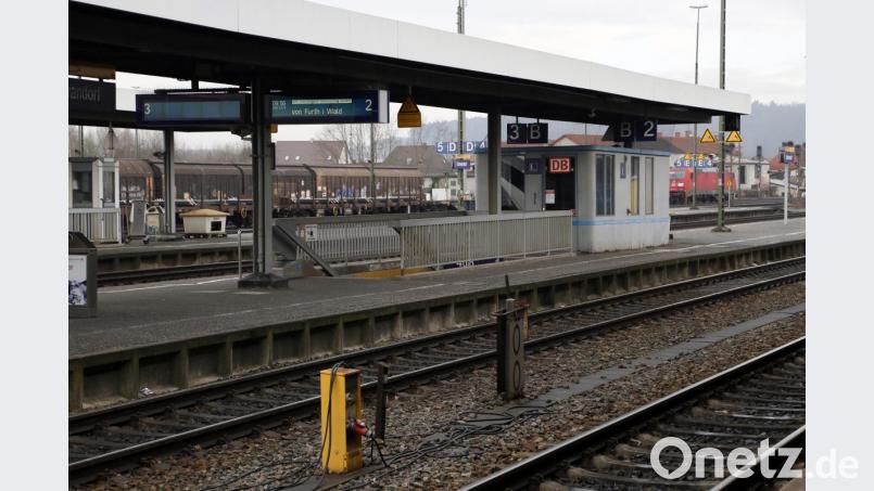 Die Servicestelle am Bahnhof Schwandorf in dem kleinen Häuschen zwischen Gleis 2 und 3 wird ab Januar nicht mehr besetzt sein. Trotz des Protestes von MdB Karl Holmeier und der Stadt bleibt die Bahn bei ihrer Entscheidung. Bild: ch