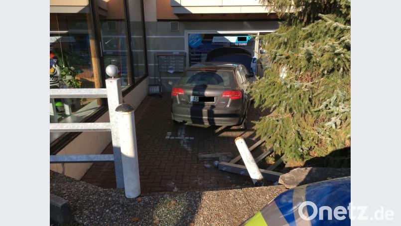 Ein 26 Jahre alter Audifahrer landet nach einem Ausweichmanöver im Schaufenster einer Fahrschule. Bild: roa