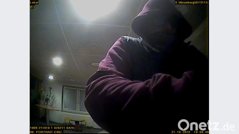 Der Mann, wie er am Geldautomaten in der Sparkasse Neunburg Geld abhebt. Bild: KPI Amberg