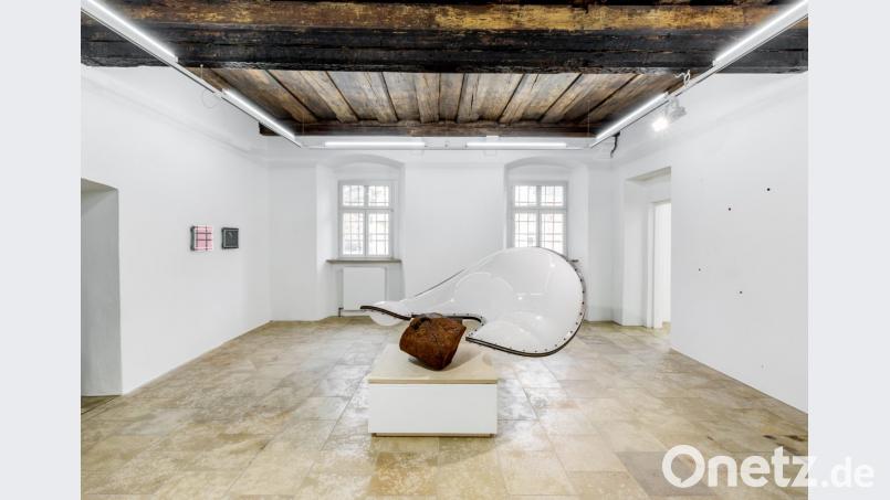 Mathias Lanfer liefert in seiner Ausstellung im Erdgeschoss des Luftmuseums keine fertigen Thesen, sondern befragt Phänomene des Ursprungs von Bildhauerei und zeitgemäßen, plastischen Prozessen. Bild: Marcus Rebmann