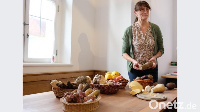 Völlig zu Unrecht fast vergessen sind die alten Gemüsesorten. Um sie wieder ins Bewusstsein zu rufen, lud Hauswirtschaftsmeisterin Jutta Bundscherer zu Kochkursen in die Klosterküche ein. Statt dem üblichen Einerlei vom Gemüsestand bestimmen dabei Rote Bete, Pastinaken und Co., Sellerie und Schwarzwurzel das Bild. Bild: do