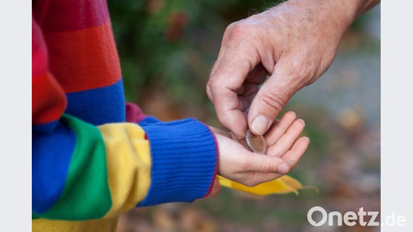 Junge Leute helfen Senioren bei kleineren Arbeiten - und verdienen sich damit ein paar Euro dazu: das ist das Prinzip der Taschengeldbörse. Bild: picture alliance/Silvia Marks/dpa-tmn