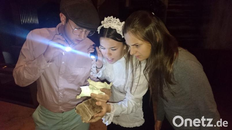 Das Ensemble verspricht eine spannende, humorvolle und kuriose Suche nach Hunderten von Goldbarren in der Kirche. Bild:  exb/Sabine Hrach