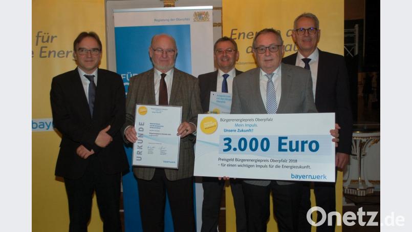 Manfred Klemm (Zweiter von links) nimmt den Bürgerenergiepreis für das Projekt „Energieschule Amberg-Sulzbach“ von Regierungsvizepräsident Christoph Reichert (links) und Bayernwerk-Vertreter Christoph Henzel (rechts) entgegen. Ebermannsdorfs Bürgermeister Josef Gilch (Mitte) und stellvertretender Landrat Hans Kummert gratulieren. Bild: gibb