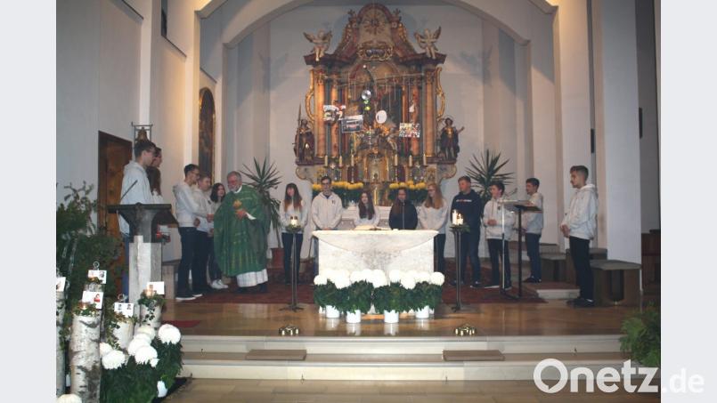 Pfarrer Edmund Prechtl freute sich über elf neue Mitglieder der Burkhardsreuther Landjugend, die in einem von der Gruppe gestalteten Gottesdienst aufgenommen wurden. Bild: bjp Bild: bjp