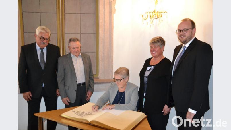 Sozialpreisträgerin Beate Götz darf sich ins Goldene Buch des Landkreises eintragen. Gleiches gilt für ihren Mann Robert (Zweiter von links) und Sabine Birner. Zu den Leistungen der drei gratulieren Landrat Andreas Meier (rechts) und Neustadts Bürgermeister Rupert Troppmann. Bild: phs