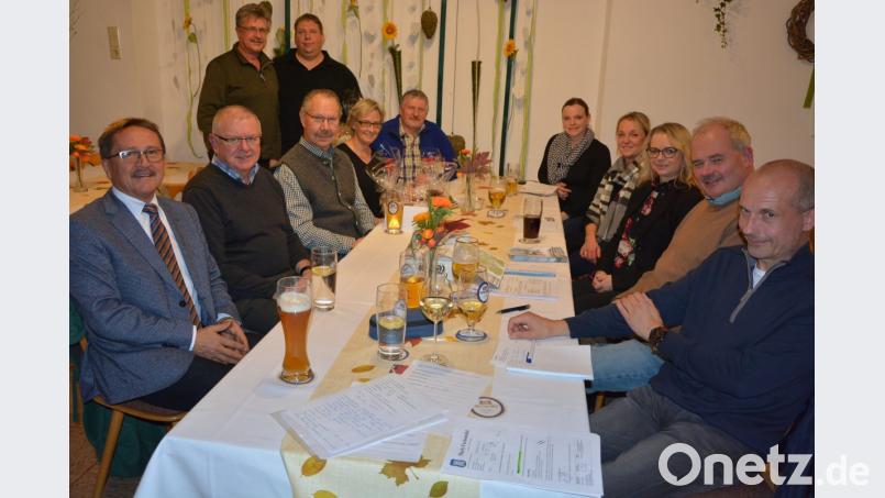 Die Verantwortlichen der Zweckgemeinschaft Steinwaldloipe traf sich zur Jahresversammlung im Landgasthof Obst in Pechbrunn. Mit dabei waren Vorsitzender Wolfgang Braun (stehend links), sowie die Bürgermeister Hans Donko und Ernst Neumann (sitzend von links) und Gottfried Härtl (sitzend Zweiter von rechts) aus Friedenfels. Bild: jr