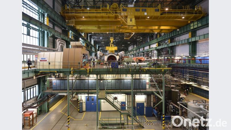 Arbeiter einer Spezialfirma montieren am März 2017 im Kernkraftwerk in im tschechischen Dukovany den 174 Tonnen schweren Generator-Ständer. Dieser war in Pilsen generalüberholt woren. Bild: Pavl·ek Lubo·/CTK/dpa