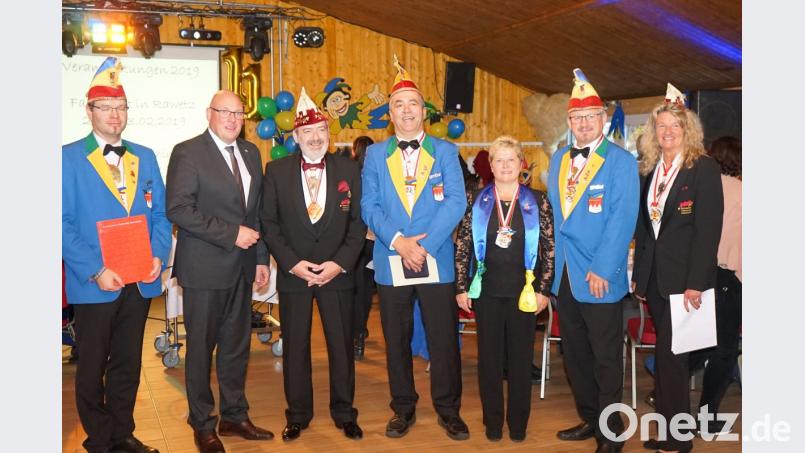 Birgit Dmitrow und Günter Fennerl vom Fastnachtsverband Oberfranken übergaben den Verdienstorden des Fastnachtsverbandes Franken an Klaus Gabert.
Petra und Peter Pöhlmann erhielten für ihr Engagement den Sessionorden des Verbandes. Von links: Andreas Schwarz, Oliver Weigel, Günter Fennerl, Klaus Gabert, Petra und Peter Pöhlman, Birgit Dmitrow. Bild: abi