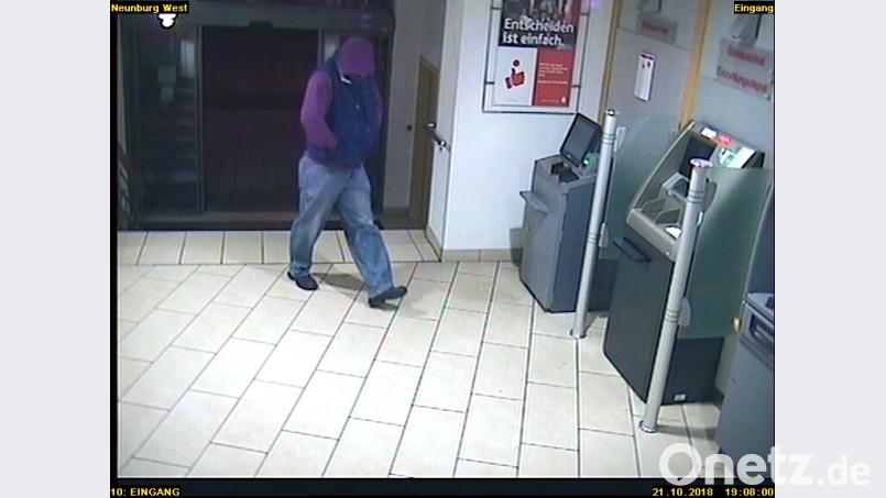 Der Mann, wie er die Sparkasse Neunburg betritt. Bild: KPI Amberg