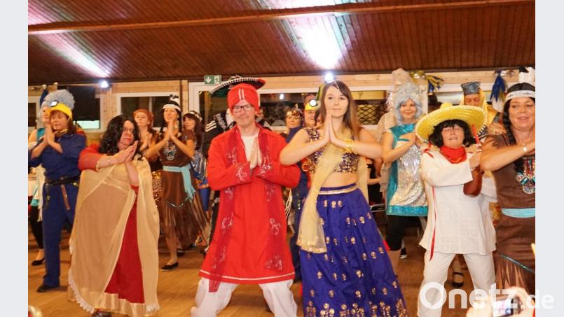 Ein buntes, tänzerisches Medley ihrer bisherigen Auftritte gaben die vereinseigenen Tänzerinnen und Tänzer zum Besten. Bild: abi