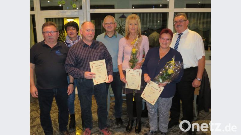 Sie werden für ihre lange MItgliedschaft geehrt (von links): Rudi Maier, Birgit Kessler, Rudi Pentner, Bernhard Müller, Gabi Röckl, Angelika Panzer und Hermann Schilling. Bild: adj