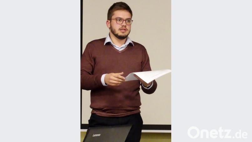 Simon Grajer stellt die ersten von der Dorfgemeinschaft Neunkirchen erarbeiteten Vorschläge für die Aufwertung des Ortsteils vor. Bild: Josef Wieder