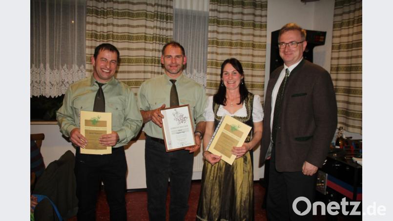 Bei der Hubertusfeier zeichnete (von rechts) Kreisgruppen-Vorsitzender Alexander Flierl die Jagdhornbläser Michaela Gitter, Hornmeister Stephan Vogl und Alfons Hanauer für 25-jährige Zugehörigkeit aus. Bild: frd