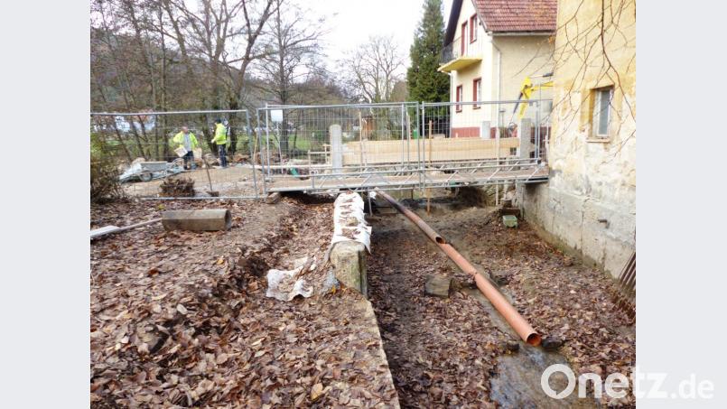 Das Kastler Pfistermühlbrückerl wird mit großem Aufwand saniert. Für Fußgänger wurde eine Behelfsbrücke aufgebaut. Bild: jp