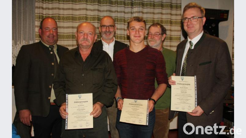 Diese fünf Jäger haben unter der Leitung von Mark Liebermann (links) die Brauchbarkeitsprüfung mit ihren Hunden geschafft. Dafür erhielten (von rechts) Alexander Flierl, Karl Westphal, Michael Heberlein, Manfred Mösbauer und Reinhard Frischholz Urkunden überreicht. Bild: frd
