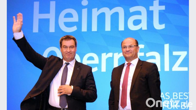 Finanzminister Albert Füracker (rechts) hat sich für Ministerpräsident Markus Söder als neuen CSU-Parteivorsitzenden ausgesprochen.



CSU Bezirksparteitag.Der CSU Oberpfalz im ACC. Bild: Stephan Huber