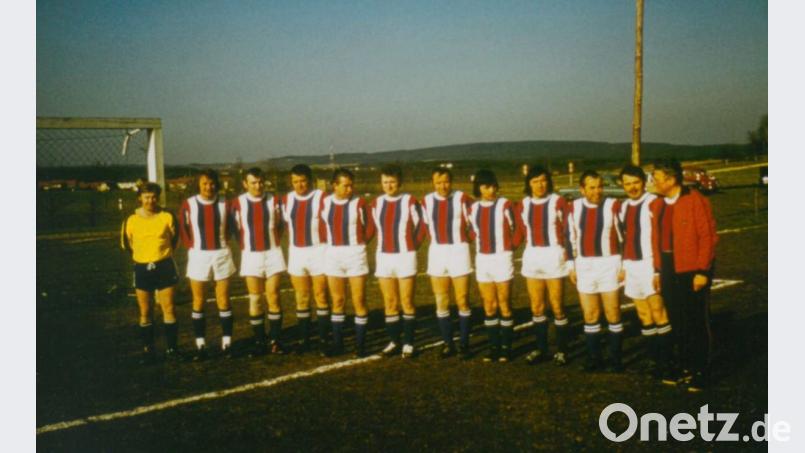 Als die Pfosten noch massiv und eckig, und die Trikots aus Baumwolle und ohne Werbeaufdruck waren. Der FC Großalbershof in den 1970er Jahren. Bild: exb