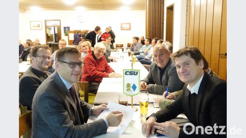 Erik Bergner vom Amt für Ländliche Entwicklung Oberpfalz (vorne links) und Baudezernent Oliver Seidel (rechts) informieren in Neunkirchen über die Chancen, für die Ortsentwicklung Fördergelder zu erhalten. Bild: Josef Wieder
