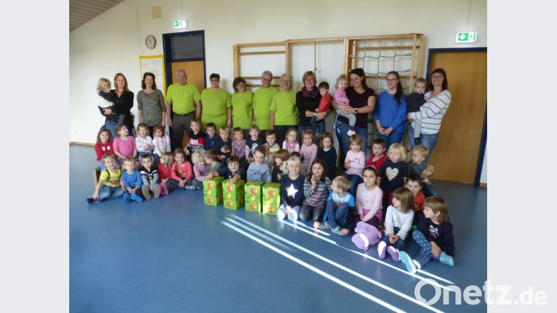 Vertreter des Gartenbauvereins überraschten Kinder und Erzieherinnen des Schwarzachtal-Kindergartens mit einer Saftspende. Bild: mad