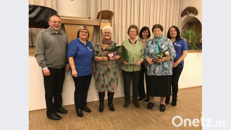 Pfarrer Markus Bruckner, Frauenbund-Sprecherin Anni Lautenbacher (von links), Irene Schmidt und Bezirksleiterin Elke Burger (hinten von rechts) gratulieren Irmgard Birkner, Gerti Rauch und Gertraud Schlicht (ab Dritte von links) zur Auszeichnung für 40 Jahre Treue zum Zweigverein. Bild: ak