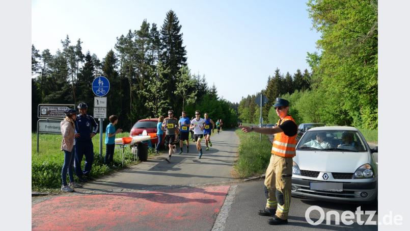 Bei dieser Aufnahme vom Landkreislauf am 5. Mai hat es gut geklappt: Ein Posten der Feuerwehr hält die Autofahrer auf, die geduldig warten, bis alle Läufer vorbei sind. Ein Vorfall in Obersdorf, bei dem ein 73-Jähriger auf die abgesperrte Strecke fuhr, wird jetzt vor dem Amberger Amtsgericht verhandelt. Bild: Petra Hartl