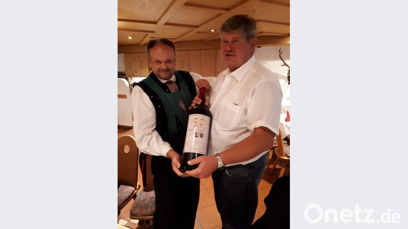 Bürgermeister Uli Gamper (links) überreicht zum Abschied an den Etzenrichter Bürgermeister Martin Schregelmann eine überdimensional große Flasche Algunder Wein. Bild: kb