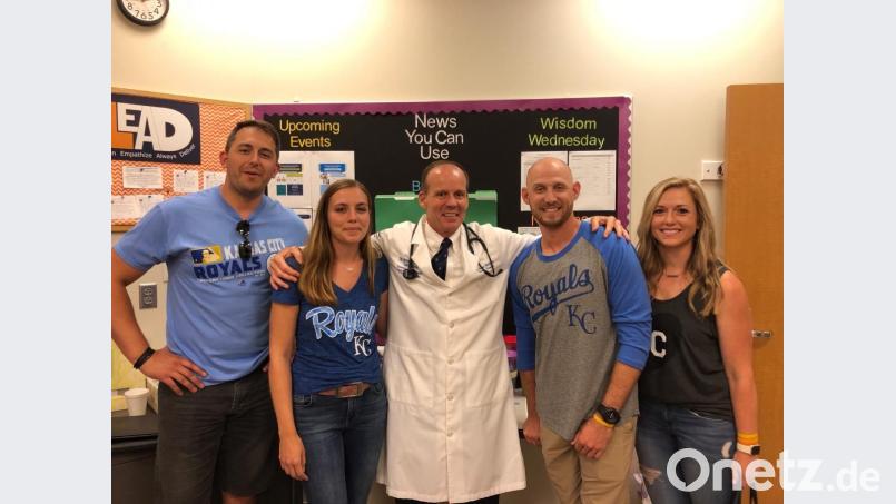 Alex Talbott (Zweiter von rechts) überlebte durch Sabrina Rohrwilds Stammzellenspende. Er und seine Frau Jamie (rechts) freuten sich riesig, dass die 24-jährige (Zweite von links) und ihr Partner Florian Plail (links) die Einladung annahmen. Bei dem einwöchigen Aufenthalt wurde auch das Kansas City Cancer Center besucht, in dem Alex Talbott behandelt worden war. Bild: exb