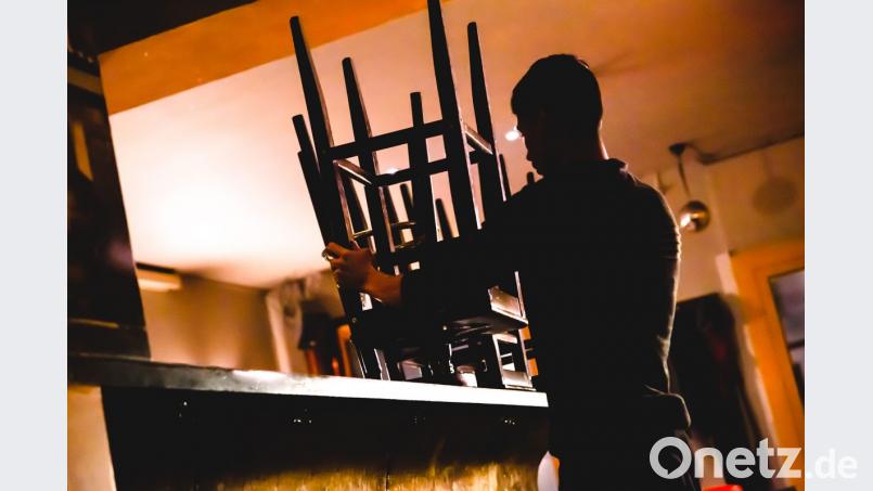 Für Beschäftigte in der Gastronomie gehört Nachtarbeit zum Alltag. Das Arbeitszeitgesetz soll sie vor extremer Belastung schützen. Doch Behörden kontrollieren nur sehr selten, ob das Gesetz eingehalten wird, kritisiert die Gewerkschaft NGG. Bild: exb