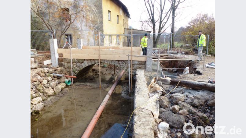 Damit der Mühlbach in der Sanierungszeit der Brücke nicht ganz trocken fällt, wurde eine Rohrleitung vom Wehrdamm zum Turbinenhaus verlegt. Bild: jp